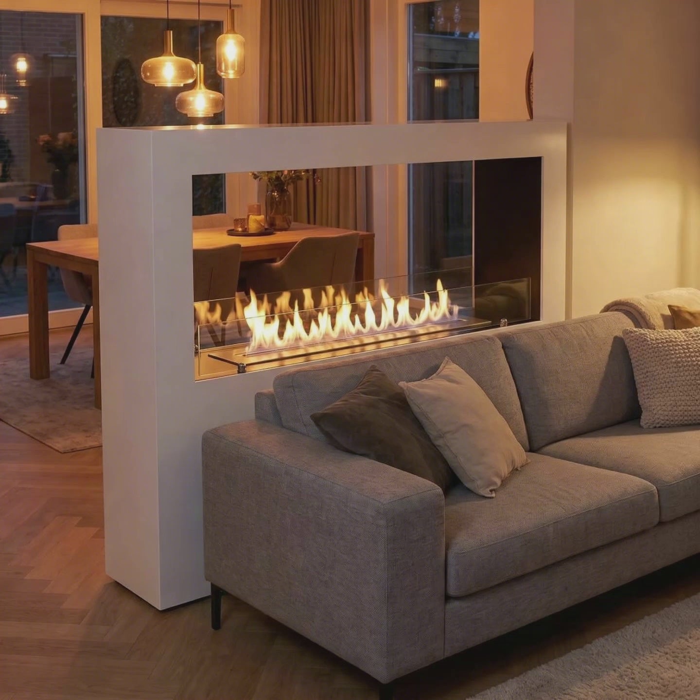 Video: Ethanol-Standkamin Lansing in Weiß mit brennender Flamme als Raumteiler hinter dem Sofa – Raumvisualisierung